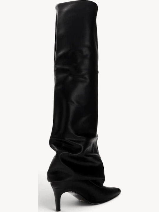 Schwarze Damenstiefel mit Falten und spitzem Abschluss