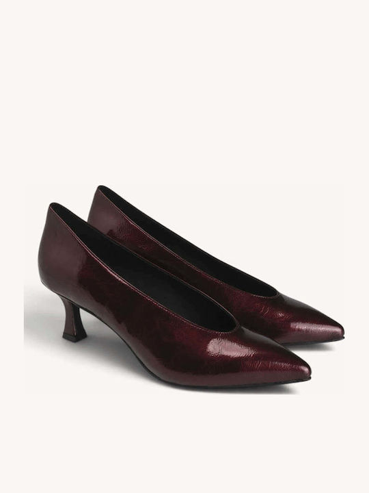Bordeauxfarbene Pumps aus Lackleder mit Kitten-Heel-Absatz und spitzer Zehenpartie