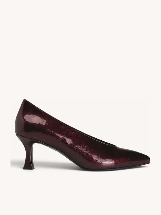 Bordeauxfarbene Pumps aus Lackleder mit Kitten-Heel-Absatz und spitzer Zehenpartie
