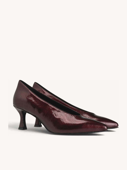 Bordeauxfarbene Pumps aus Lackleder mit Kitten-Heel-Absatz und spitzer Zehenpartie