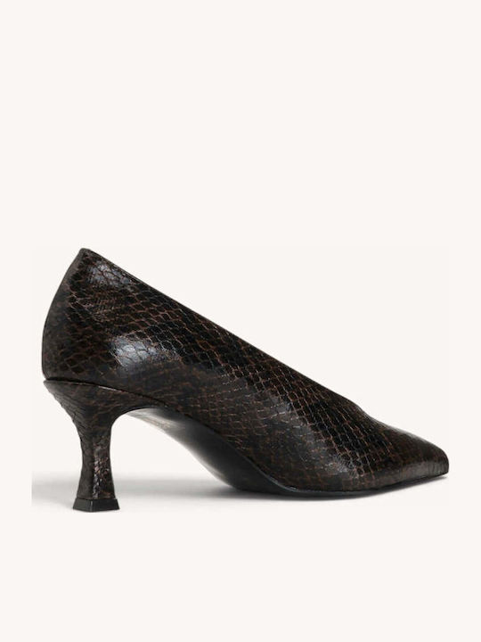 Braune Pumps mit Schlangenprint und kleinem Pfennigabsatz, spitze Zehenpartie
