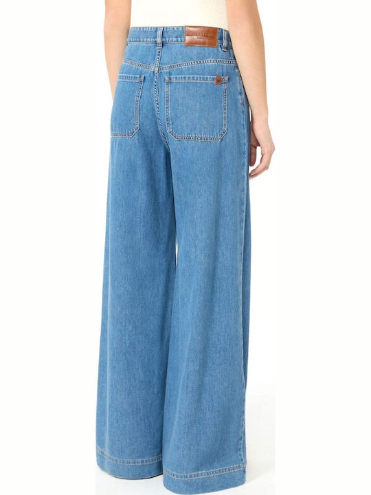Damenjeans mit weitem Bein