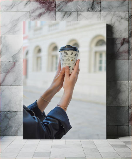 Tablou Ținând O Ceașcă de Cafea 100x150 Tablou Ținând O Ceașcă de Cafea 100x150