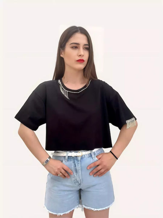 Tricoul negru de cultură pentru femei cu bijuterii