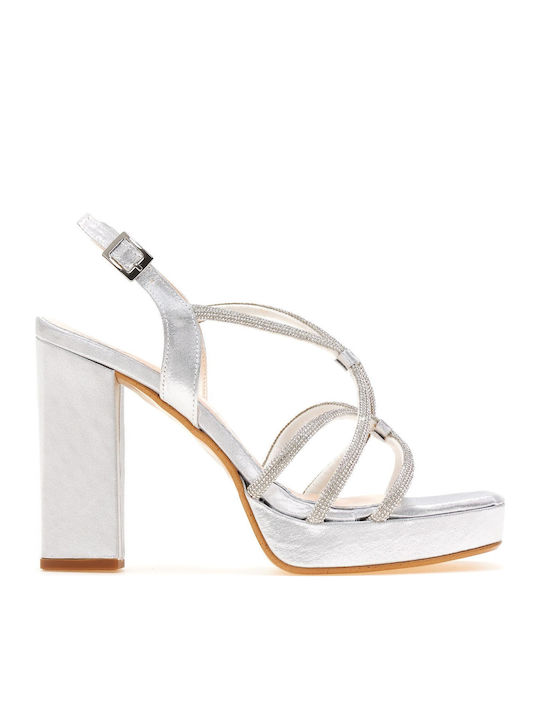 Beatris Silberne Satin-Sandalen mit überkreuzte...