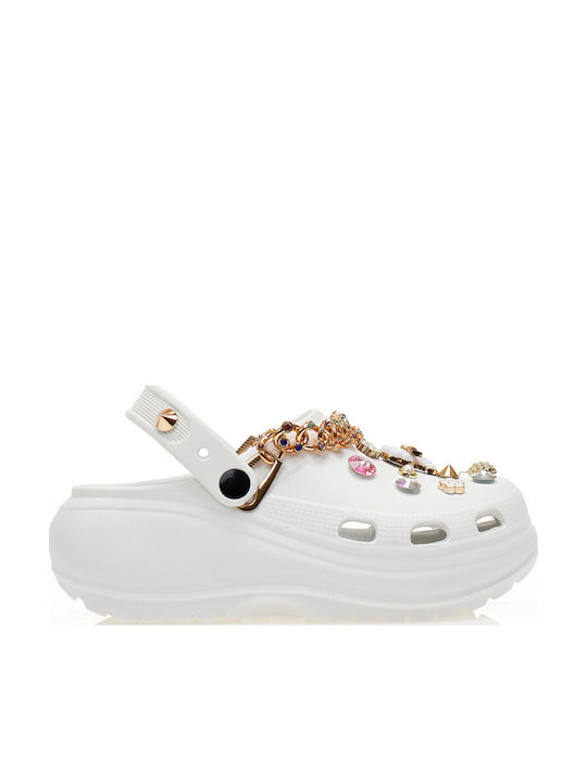 Weiße Clog-Slipper mit goldener Zierkette