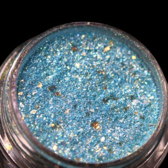 Kajol Beauty Fard de Pleoape Formă Solidă Light Blue With Golden Iridescence 1gr