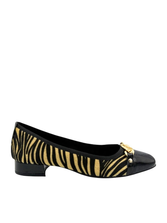 Blondie Pointed Toe Heels Made of Patent Leathe...