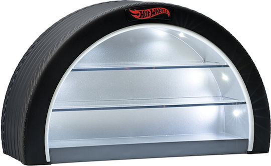 Paladone Display Case Количка Tyre Display Case Light на Paladone е идеалното решение за да покажеш колекцията си комбинирайки съхранение и осветление в впечатляващ дизайн вдъхновен от автомобилна гума С ширина около 26 см 10.2” тази LED осветена основа събира до 8 Hot Wheels превозни средства не са включени предлага впечатляващо изложение както на бюро така и на рафт Може да бъде поставена на стена или използвана свободно докато работи с USB или батерии