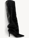 Schwarze Damenstiefel mit Falten und spitzem Abschluss